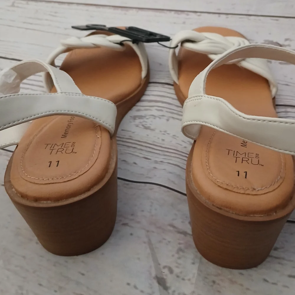 Time and Tru women's vinyl knot wedge sandals Bone size 11